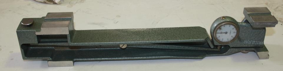  Urządzenie do sprawdzania bicia na walach i trzpieniach 