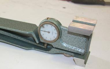  Urządzenie do sprawdzania bicia na walach i trzpieniach 