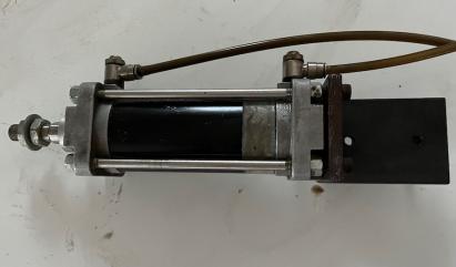 Siłownik pneumatyczny z mocowaniami 