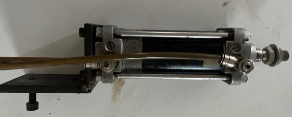 Siłownik pneumatyczny z mocowaniami 