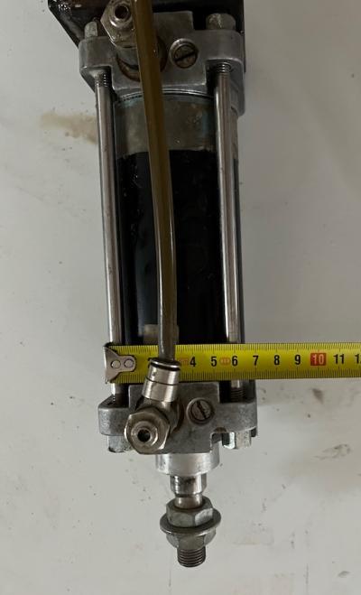 Siłownik pneumatyczny z mocowaniami