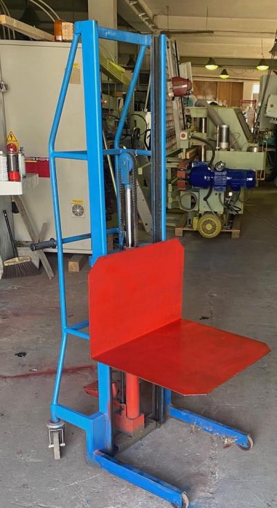 Wózek paletowy wysokiego unoszenia 